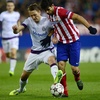 サッカー欧州チャンピオンズリーグ2013-14（UEFA Champions League 2013-14）グループG第4節、アトレティコ・マドリード（Atletico de Madrid）対オーストリア・ウィーン（Austria Vienna）。オーストリア・ウィーンのクリスティアン・ラムセブナー（Christian Ramsebner、左）とボールを競るアトレティコ・マドリードのジエゴ・コスタ（Diego da Silva Costa、2013年11月6日撮影）。(c)AFP/JAVIER SORIANO