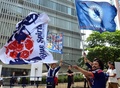 都内で行われた家庭用ゲーム機「プレイステーション4（PlayStation 4、PS4）」用サッカーゲーム「FIFA 14  2014 FIFA World Cup Brazil  Limited Pack」の発売イベントで、ゲーム内の日本代表チームに応援するサッカーファンら（2014年6月4日撮影）。(c)AFP/Yoshikazu TSUNO