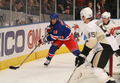 フェンス際でパックをキープするレンジャーズのスコット・ゴメス（%%Scott Gomez%%、左）。(c)AFP/Getty Images Al Bello