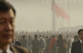 2008年3月10日、汚染された空気でかすむ中国・北京（Beijing）の天安門広場（Tiananmen Square）に到着した代議員たち。(c)AFP/Peter PARKS
