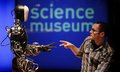 ロンドン科学博物館（London Science Museum）で、職員とジャンケンをするロボットの「ベルティ（Berti）」（2009年2月17日撮影）。(c)AFP/Shaun Curry