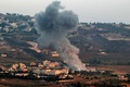イスラエル国境に近いレバノン南方の集落で、イスラエル軍の攻撃によって立ち上る煙（2024年6月23日撮影）。(c)Rabih DAHER / AFP