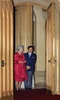 英ウィンザー城で、皇太子さま（右）を迎えるエリザベス女王（肩書は当時、2001年5月19日撮影）。(c)ADRIAN DENNIS / AFP