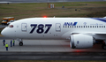 全日本空輸（All Nippon Airways、ANA）に25日引き渡された米航空機大手ボーイング（Boeing）の新世代旅客機「ボーイング787ドリームライナー（Boeing 787 Dreamliner）」1号機が28日、東京・羽田空港に到着した。

前日、明け方の曇り空のもと、予定より45分遅れで米ワシントン（Washington）州エバレット（Everett）のペインフィールド（Paine Field）空港を離陸した787は28日午前9時過ぎ、羽田空港に到着。多くの報道陣、航空ファンらに迎えられた。

1機平均2億200万ドル（約155億円）、乗客定員は330席。当初の予定では2008年初めに最初の機体が全日空に納入される予定だった。ボーイングにとってドリームライナーは、軽量化を図った中型旅客機の成功を賭けた存在でもある。

全日空は来月26日、成田発香港行きの便で、787を世界で初めて導入する。その後、羽田－北京（Beijing）や羽田－フランクフルト（Frankfurt）線でも運航していく。

写真は米ワシントン州エバレットのペインフィールド空港で滑走路に向かうボーイング787ドリームライナー1号機（2011年9月27日撮影）。(c)AFP/KEVIN P. CASEY