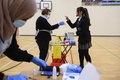 英イングランド北西部ハリファクスの学校で、新型コロナウイルスの抗原検査を受ける生徒（2022年1月4日撮影、資料写真）。(c)OLI SCARFF / AFP