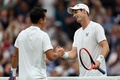 テニス、ウィンブルドン選手権、男子シングルス1回戦。試合後に握手を交わすライアン・ペニストン（左）とアンディ・マレー（2023年7月4日撮影）。(c)Adrian DENNIS/ AFP