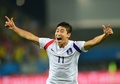サッカーW杯ブラジル大会（2014 World Cup）グループH、ロシア対韓国。先制点を決め喜ぶ韓国の李根鎬（Lee Keun-ho、2014年6月17日撮影）。(c)AFP/JUNG YEON-JE