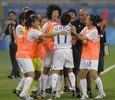 後半7分に得点を挙げチームメイトと歓喜する大野忍（%%Shinobu Ono%%）。（2008年8月12日撮影）(c)AFP/LIU Jin