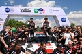 世界ラリー選手権第3戦、ラリー・メキシコ最終日。コ・ドライバーらと優勝を喜ぶトヨタのセバスチャン・オジェ（右、2023年3月19日撮影）。(c)Alfredo ESTRELLA / AFP