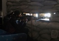 シリア北部アレッポ西郊で、政府軍側の部隊に向け発砲する反体制派戦闘員（2016年12月9日撮影）。(c)AFP/THAER MOHAMMED