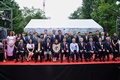 チャイナフェスティバル２０２４札幌で記念撮影をするゲストら（2024年8月31日撮影）。(c)Xinhua News