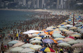 南半球に位置するブラジルの主要都市リオデジャネイロ（Rio de Janeiro）では気温が40度を上回り、イパネマ・ビーチ（Ipanema beach)には海水浴を楽しむ大勢の人が詰め掛けた。
同国気象庁によると、リオでは26日に気温が43.2度まで上昇し、1915年以来の記録的猛暑となった（2012年12月27日撮影）。(c)AFP　PHOTO/VANDERLEI ALMEIDA