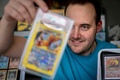 ポケモンカードコレクションを見せるイェンス・イショイ・プレーンさん。デンマーク・ニボで（2022年11月25日撮影）。(c)Ida Marie Odgaard / Ritzau Scanpix / AFP