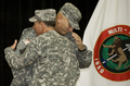 イラク・バグダッド（Baghdad）で行われた米軍主導のイラク駐留多国籍軍司令官の交代式典で、前任者のデビッド・ペトレアス（David Petraeus）米陸軍大将（右）と抱き合う新司令官のレイモンド・オディエルノ（Raymond Odierno）米陸軍中将（2008年9月16日撮影）。(c)AFP/Paul J. Richards