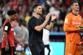 24-25ドイツ・ブンデスリーガ1部第2節、バイヤー・レバークーゼン対RBライプツィヒ。試合後に拍手するバイヤー・レバークーゼンのシャビ・アロンソ監督（2024年8月31日撮影）。(c)UWE KRAFT / AFP
