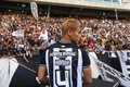 カンピオナート・ブラジレイロ（ブラジル全国選手権）1部ボタフォゴFRの入団発表会で、ファンの歓声に応える本田圭佑（2020年2月8日撮影）。(c)Mauro Pimentel / AFP