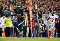 15NFL第6週、フィラデルフィア・イーグルス対ニューヨーク・ジャイアンツ。第2クオーターにインターセプトリターンタッチダウンを決めるフィラデルフィア・イーグルスのノーラン・キャロル（左、2015年10月19日撮影）。(c)AFP/Getty Images/Al Bello