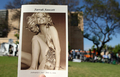 がんのため死去した米女優ファラ・フォーセット（Farrah Fawcett）さんの葬儀が6月30日、ロサンゼルス（Los Angeles）の教会でしめやかに行われた。米俳優ライアン・オニール（Ryan O&apos;Neal）さんとの息子で薬物所持で逮捕され身柄を拘束されているレドモンド・オニール（Redmond O&apos;Neal）被告は、参列を許可され、ライアンさんとともに棺に寄り添った。参列者は数百人に上った（2009年6月30日撮影）。(c)AFP/Getty Images/Jason Merritt