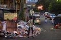 スリランカ・コロンボで、路上にごみを捨てる男性（2017年6月26日撮影）。(c)AFP/ISHARA S. KODIKARA
