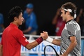 全豪オープンテニス、男子シングルス4回戦。試合後、握手を交わす錦織圭とロジャー・フェデラー（2017年1月22日撮影）。(c)AFP/SAEED KHAN