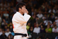 ロンドン五輪、柔道男子90キロ級準々決勝。敗退を喫し口元を覆う日本の西山将士（Masashi Nishiyama、2012年8月1日撮影）。(c)AFP/JOHANNES EISELE