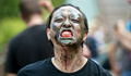 英ロンドン（London）中心部の公園ハイドパーク（Hyde Park）で18日、「対ゾンビ避難訓練（Zombie Evacuation Training Day）」が実施された。10月に英国各地で開催される「ゾンビ避難レース（Zombie Evacuation Race）」へ向けた準備イベントで、参加者たちは襲い来るゾンビから逃げるためのさまざまな厳しい「特訓」を受けた。

写真は、訓練のためゾンビに扮した女性（2013年8月18日撮影）。(c)AFP/WILL OLIVER