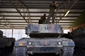 スペイン・サラゴサでウクライナ兵を対象に行われたドイツ製主力戦車「レオパルト2」の操縦訓練（2023年3月13日撮影）。(c)OSCAR DEL POZO / AFP