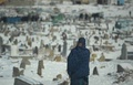 アフガニスタンの首都カブールで、雪に覆われた墓地（2014年1月撮影）。(c)AFP/Shah Marai