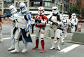 ニューヨーク国際子ども映画祭（New York International Children&apos;s Film Festival）で開催されたアニメ映画『スター・ウォーズ/クローン・ウォーズ（Star Wars: The Clone Wars）』の特別上映会に登場した、ストーム・トルーパーとクローン・トルーパー（2008年8月10日撮影）。(c)AFP/Getty Images/Joe Corrigan
