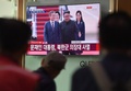 北朝鮮の平壌に到着した韓国の文在寅大統領と、出迎えた北朝鮮の金正恩朝鮮労働党委員長を映したテレビ画面（2018年9月18日撮影）。(c)Jung Yeon-je / AFP