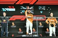 24F1第18戦シンガポールGP決勝。表彰式に臨む（左から）2位に入ったレッドブルのマックス・フェルスタッペン、優勝したマクラーレンのランド・ノリス、3位に入ったマクラーレンのオスカー・ピアストリ（2024年9月22日撮影）。(c)MOHD RASFAN/AFP