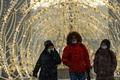 ロシア・モスクワで、マスクを着用した人（2020年12月27日撮影）。(c)Kirill KUDRYAVTSEV / AFP