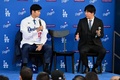 米大リーグ（MLB）、ロサンゼルス・ドジャースの入団会見に臨む大谷翔平（左）と通訳の水原一平氏（2023年12月14日撮影）。(c)Meg Oliphant/Getty Images/AFP