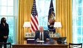米ホワイトハウスの大統領執務室で、経済対策法案に署名するジョー・バイデン大統領。左はカマラ・ハリス副大統領（2021年3月11日撮影）。(c)MANDEL NGAN / AFP