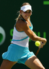 リターンショットを放つエレナ・ベスニナ。(c)AFP/Getty Images/Clive Brunskill