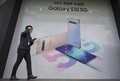 韓国・ソウルの街頭に掲示された、サムスン電子の5Gスマートフォン「Galaxy S10」の広告（2019年4月30日撮影）。(c)Jung Yeon-je / AFP