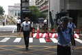 中国共産党の重要会議、中央委員会第3回全体会議（3中全会）が開催されている北京のホテル前に立つ警備員（2024年7月15日撮影）。(c) GREG BAKER / AFP