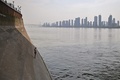 中国・武漢で、長江で泳ごうと流れを見る人（2020年4月16日撮影、資料写真）。(c)Hector RETAMAL / AFP