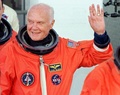 米フロリダ州のケネディ宇宙センターで、スペースシャトル「ディスカバリー」に搭乗するジョン・グレン氏（1998年10月29日撮影）。(c)AFP/ROBERTO SCHMIDT