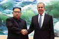 北朝鮮・平壌で行われた会談で、握手を交わすロシアのセルゲイ・ラブロフ外相（右）と北朝鮮の金正恩労働党委員長（2018年5月31日撮影）。(c)AFP PHOTO / TASS/POOL / Valery SHARIFULIN