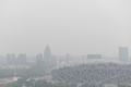 中国・北京の大気汚染（2019年6月21日撮影）。(c)NICOLAS ASFOURI / AFP