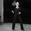 イヴ・サンローラン（Yves Saint Laurent）が発表した「スモーキング・ルック」（1967年撮影）。(c)AFP/Getty Images/Reg Lancaster