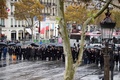 フランス・パリで開かれた第1次世界大戦終結100年記念式典で、凱旋（がいせん）門に向かって歩く各国首脳ら（2018年11月11日撮影）。(c)Eric Feferberg / AFP