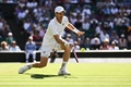 テニス、ウィンブルドン選手権、男子シングルス2回戦。リターンを打つアンディ・マレー（2023年7月7日撮影）。(c)SEBASTIEN BOZON / AFP