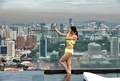 シンガポールの高級リゾートホテルのマリーナ・ベイ・サンズ（Marina Bay Sands）の屋上にある「インフィニティープール（Infinity Pool）」でくつろぐ女性（2014年5月20日撮影）。(c)AFP/ROSLAN RAHMAN