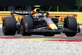 23F1第13戦ベルギーGP決勝。レースに臨むレッドブルのセルヒオ・ペレス（2023年7月30日撮影）。(c)KENZO TRIBOUILLARD/ AFP