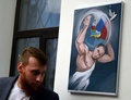 ロシア・モスクワ（Moscow）でウラジーミル・プーチン（Vladimir Putin）大統領の誕生日に開かれた「プーチンの12の功業」と題された絵画展（2014年10月6日撮影）。(c)AFP/VASILY MAXIMOV