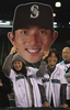 米大リーグ（MLB）は21日、各地で試合が行われ、シアトル・マリナーズ（Seattle Mariners）は6-1でテキサス・レンジャーズ（Texas Rangers）を下し、連勝を4に伸ばした。

シアトル・マリナーズの川崎宗則（Munenori Kawasaki）の巨大お面を手に応援するファン（2012年5月21日撮影）。(c)AFP/Getty Images/Otto Greule Jr