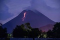 噴火したムラピ山。インドネシア・ジョクジャカルタで（2021年1月25日撮影）。(c)Agung Supriyanto / AFP