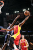 14-15NBA、ヒューストン・ロケッツ（Houston Rockets）対オクラホマシティ・サンダー（Oklahoma City Thunder）。ダンクシュートを狙うヒューストン・ロケッツのジェームス・ハーデン（James Harden、2015年1月15日撮影）。(c)AFP/Getty Images/NBAE/Bill Baptist